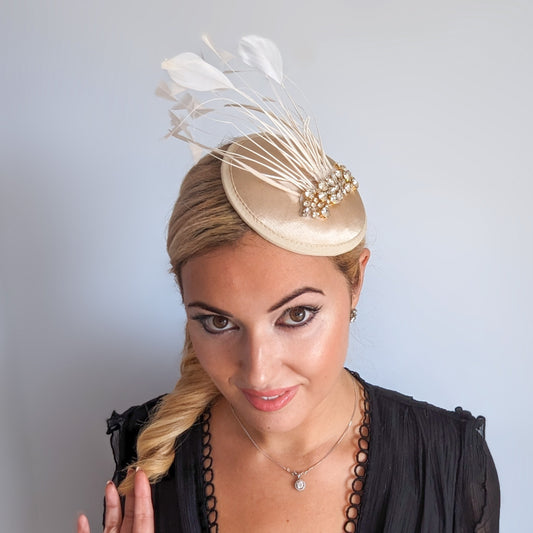 Cappello fascinator con piume di cristallo oro champagne