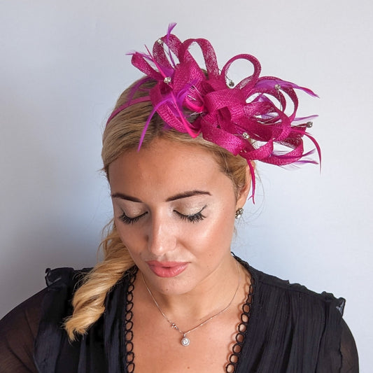 Cappello fascinator con piume di cristallo rosa magenta