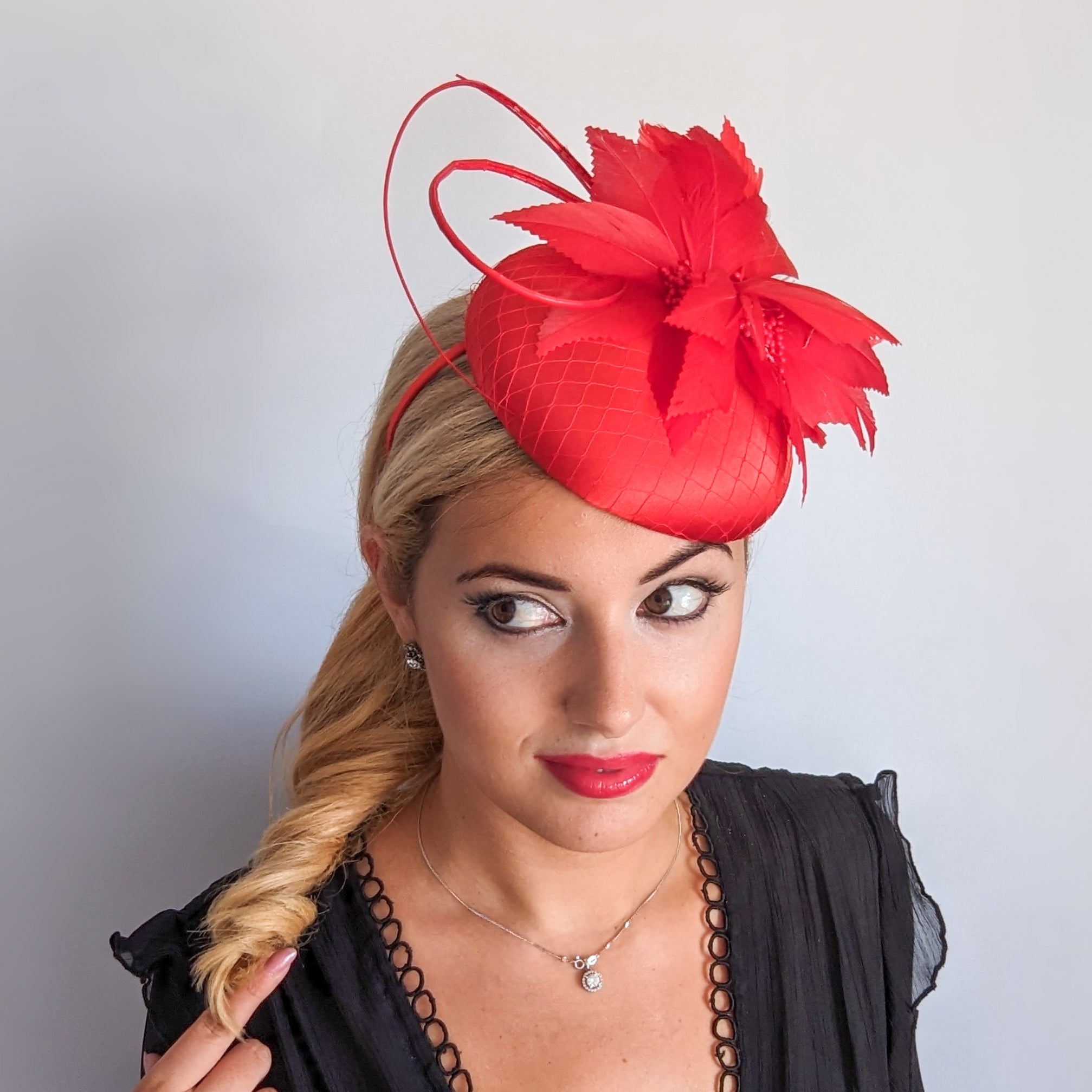 Cappello fascinator in raso di pizzo con piume blu navy