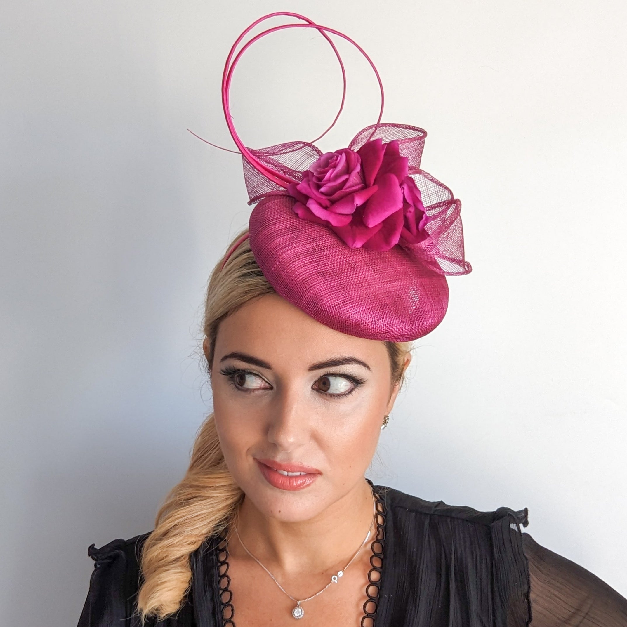 Cappello fascinator in raso di pizzo con piume blu navy