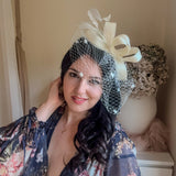 Cappello fascinator con perle di piume di corallo