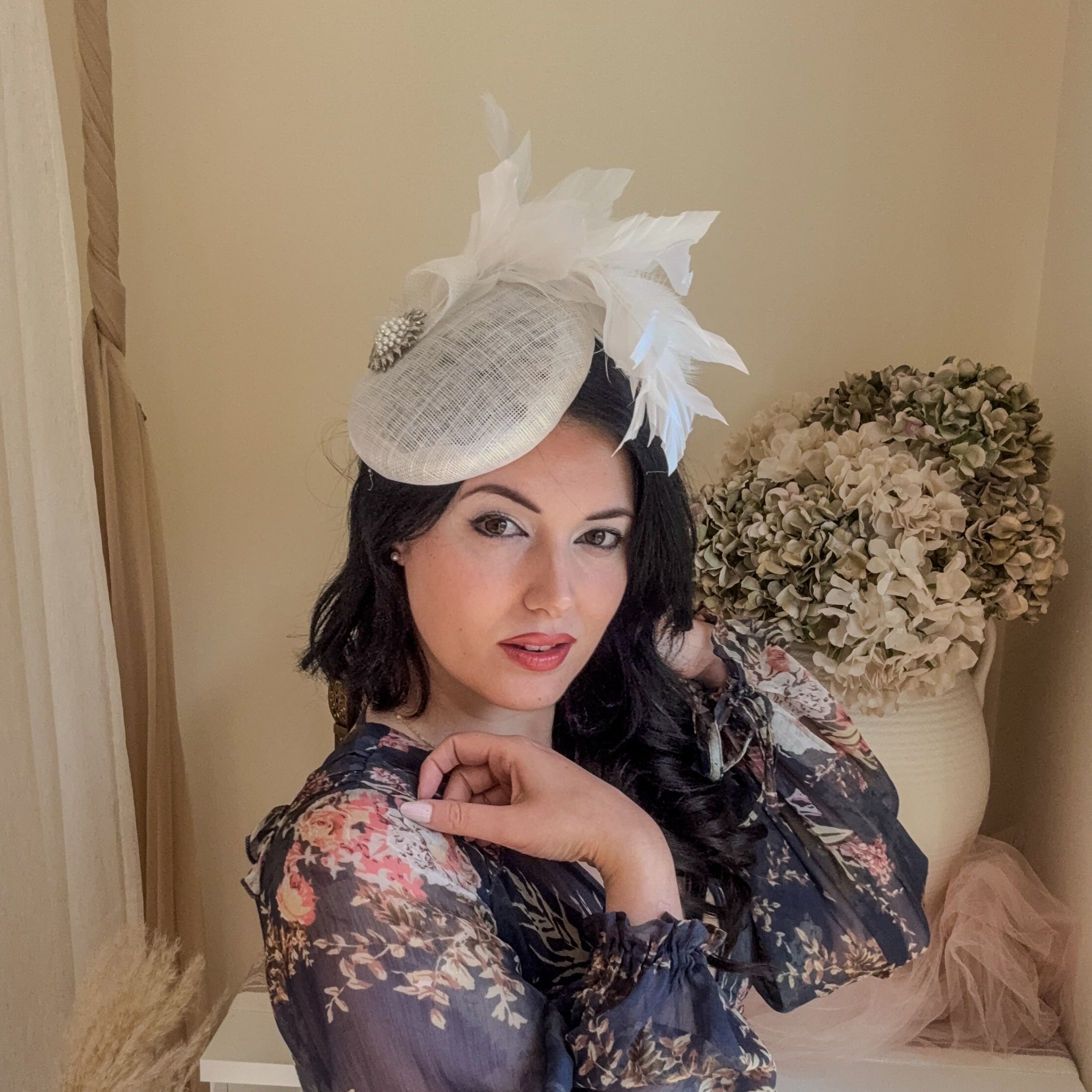 Cappello fascinator con perle di piume verde lime