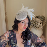 Cappello fascinator con perle di piume verde lime