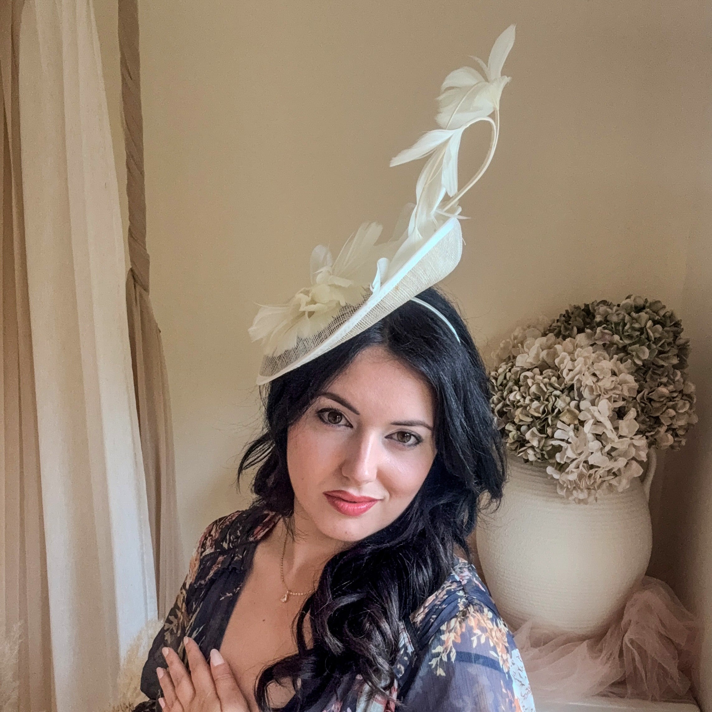Cappello fascinator con perle di piume di corallo