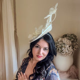 Cappello fascinator con perle di piume di corallo