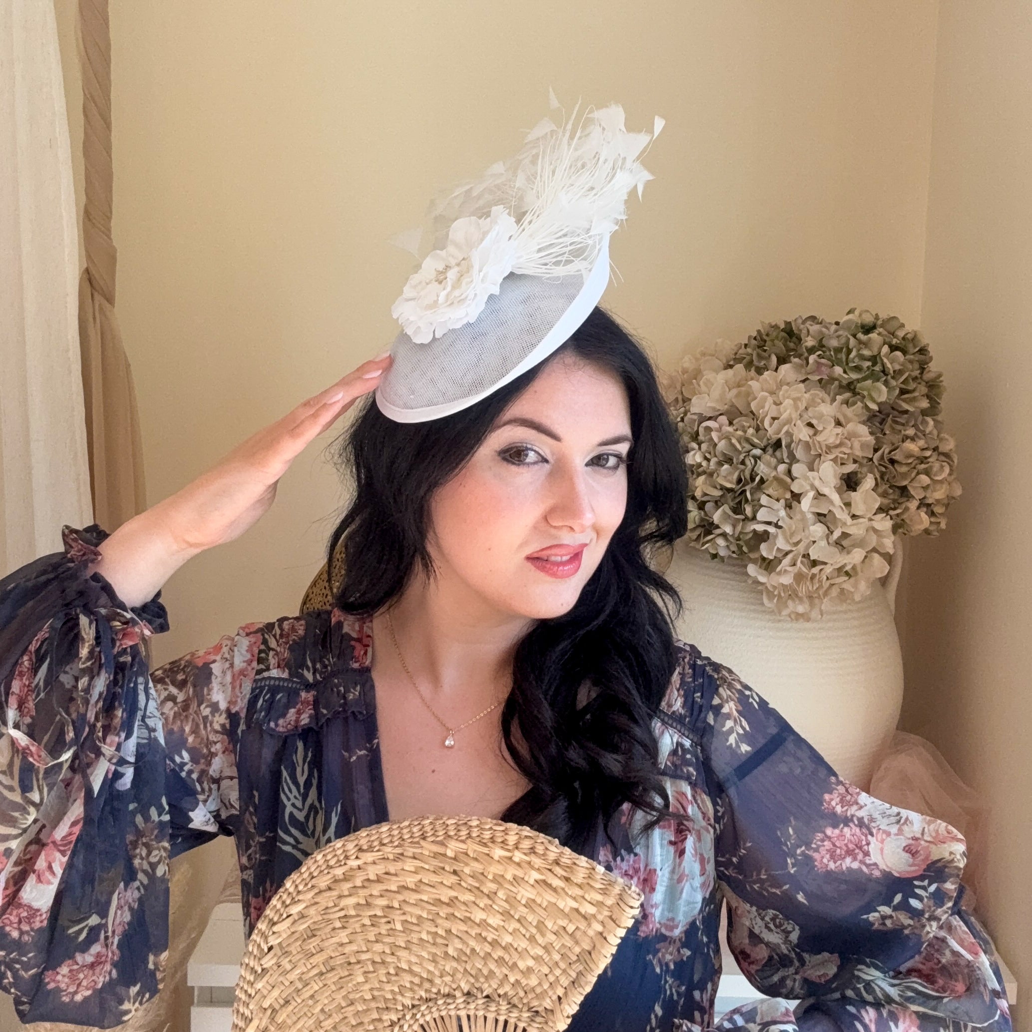 Cappello fascinator con piattino con disco di piume di fiori color crema