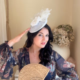 Cappello fascinator con piattino con disco di piume di fiori color crema