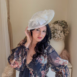 Cappello fascinator con piume a goccia grande blu navy