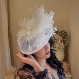 Cappello fascinator a goccia con piume rosa cipria