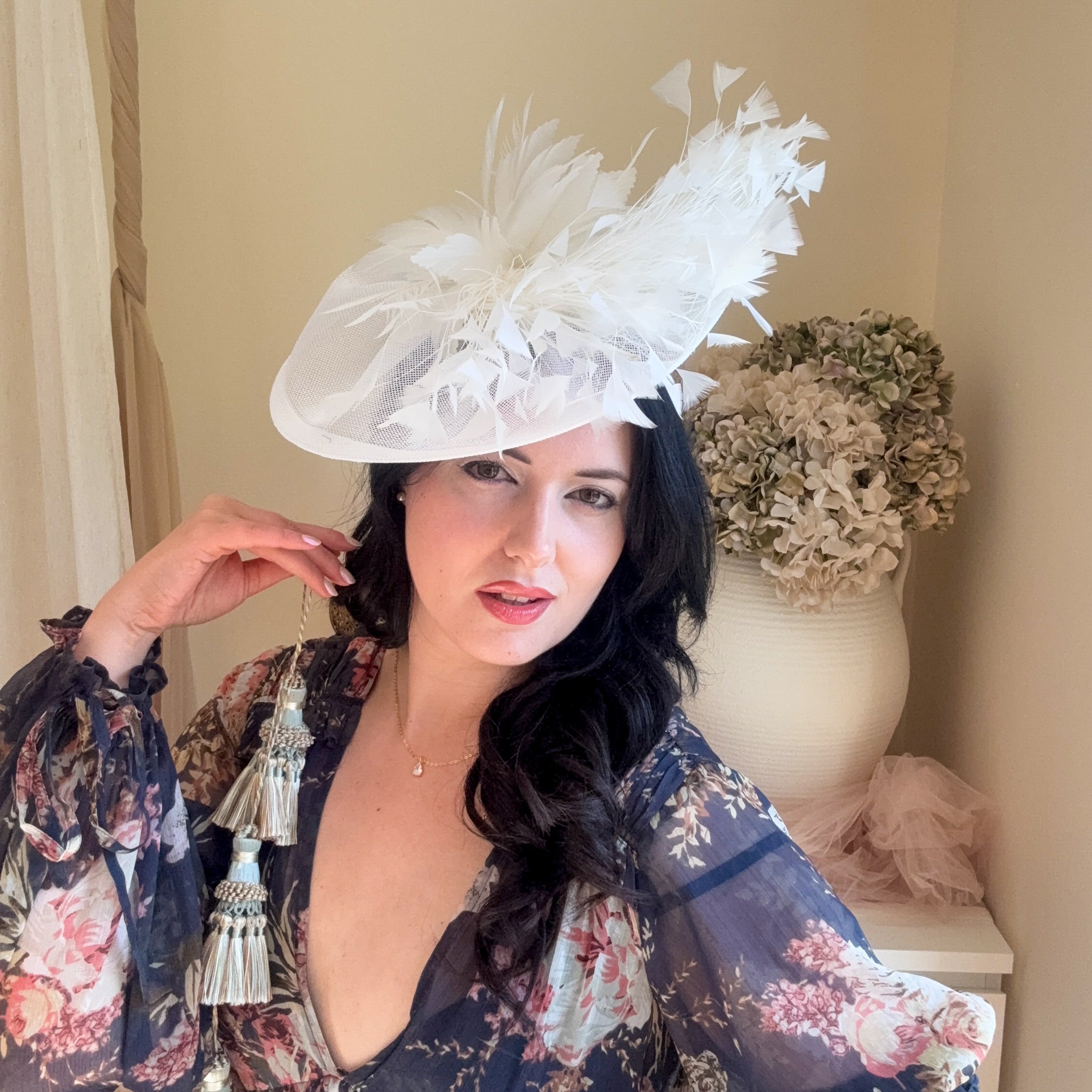 Cappello fascinator a goccia con piume rosa cipria