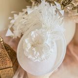 Cappello fascinator con piattino con disco di piume di fiori color crema