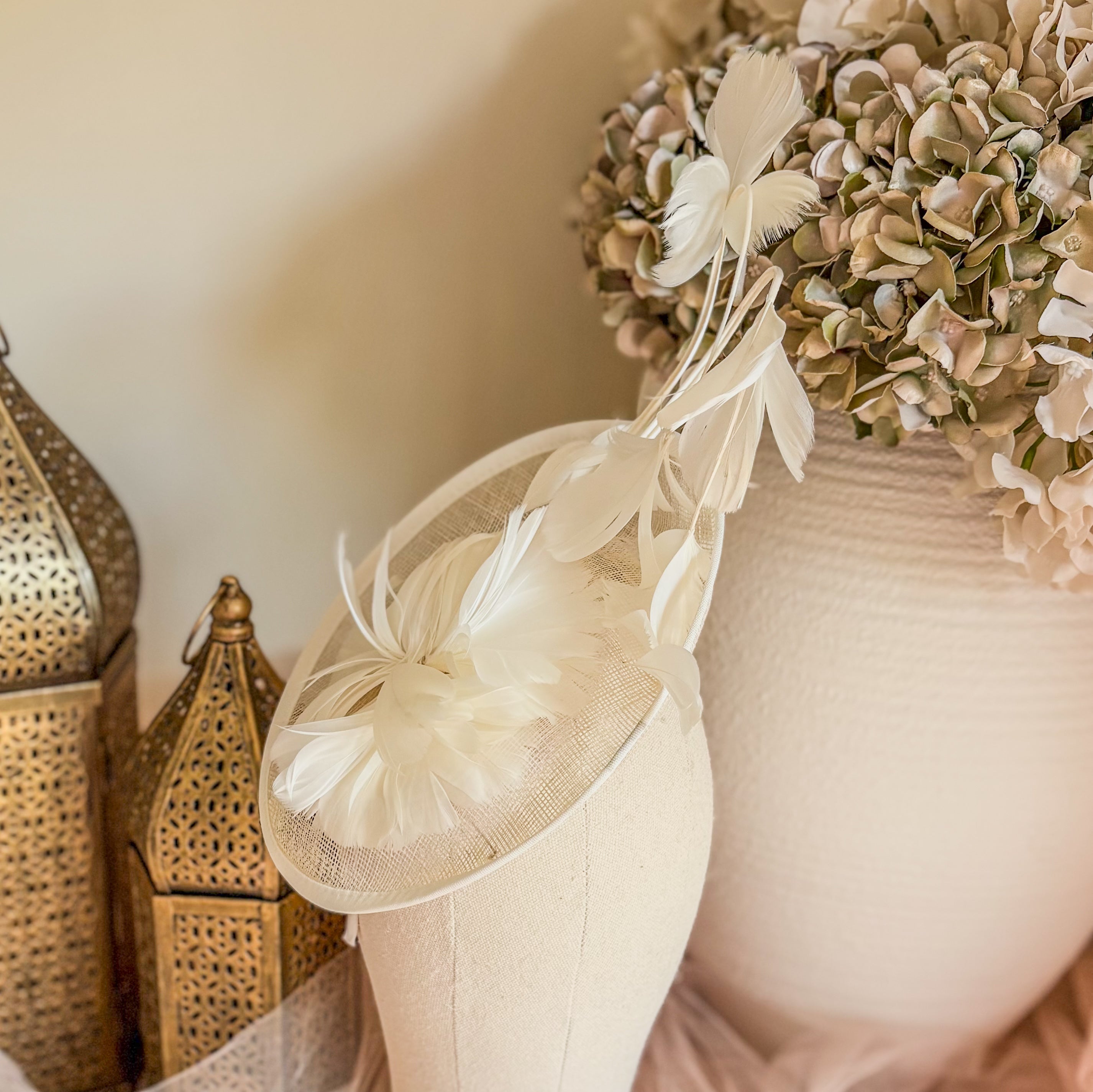 Cappello fascinator con perle di piume di corallo