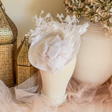 Cappello fascinator con perle di piume di corallo