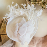 Cappello fascinator con perle di piume di corallo