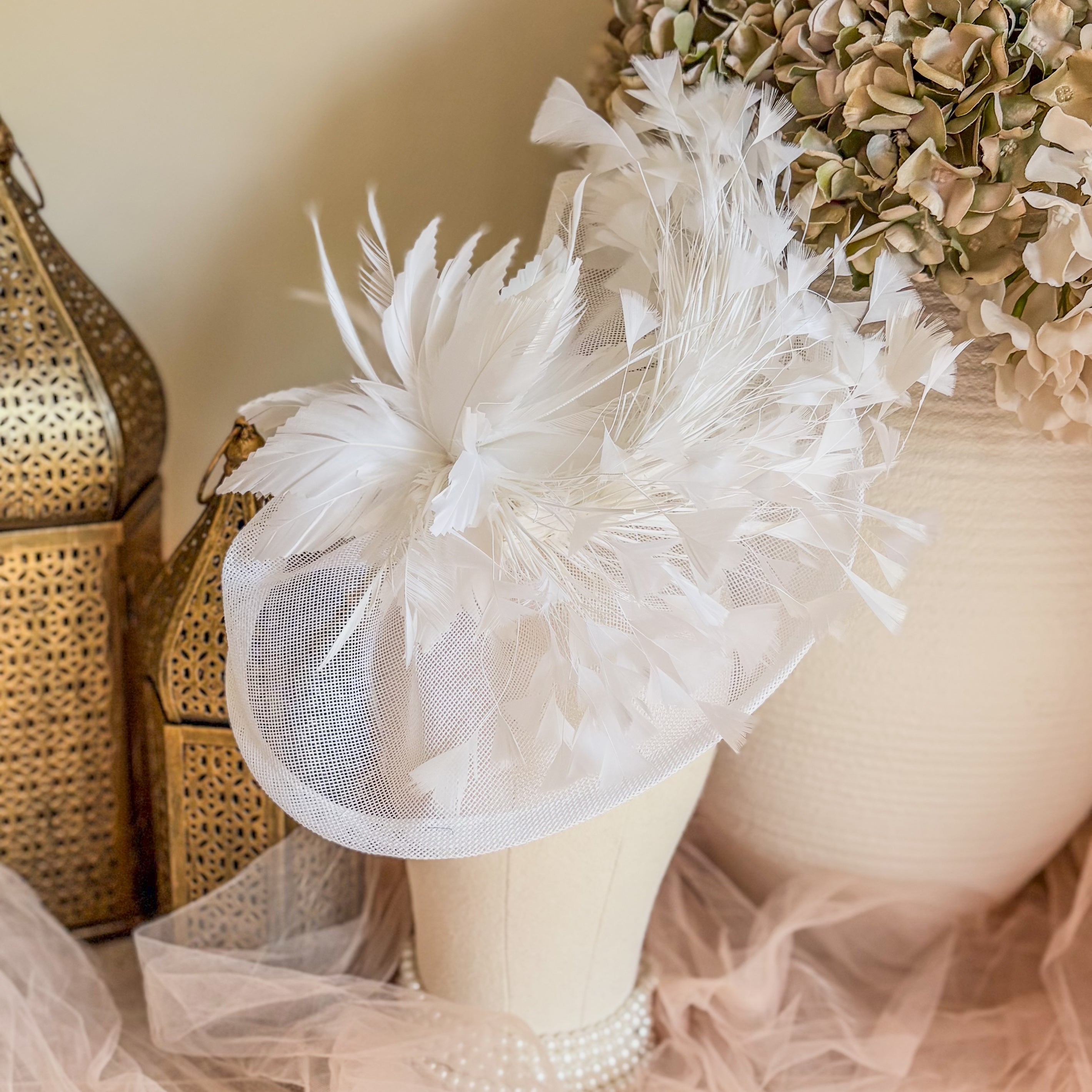 Cappello fascinator a goccia con piume rosa cipria
