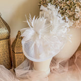 Cappello fascinator a goccia con piume rosa cipria