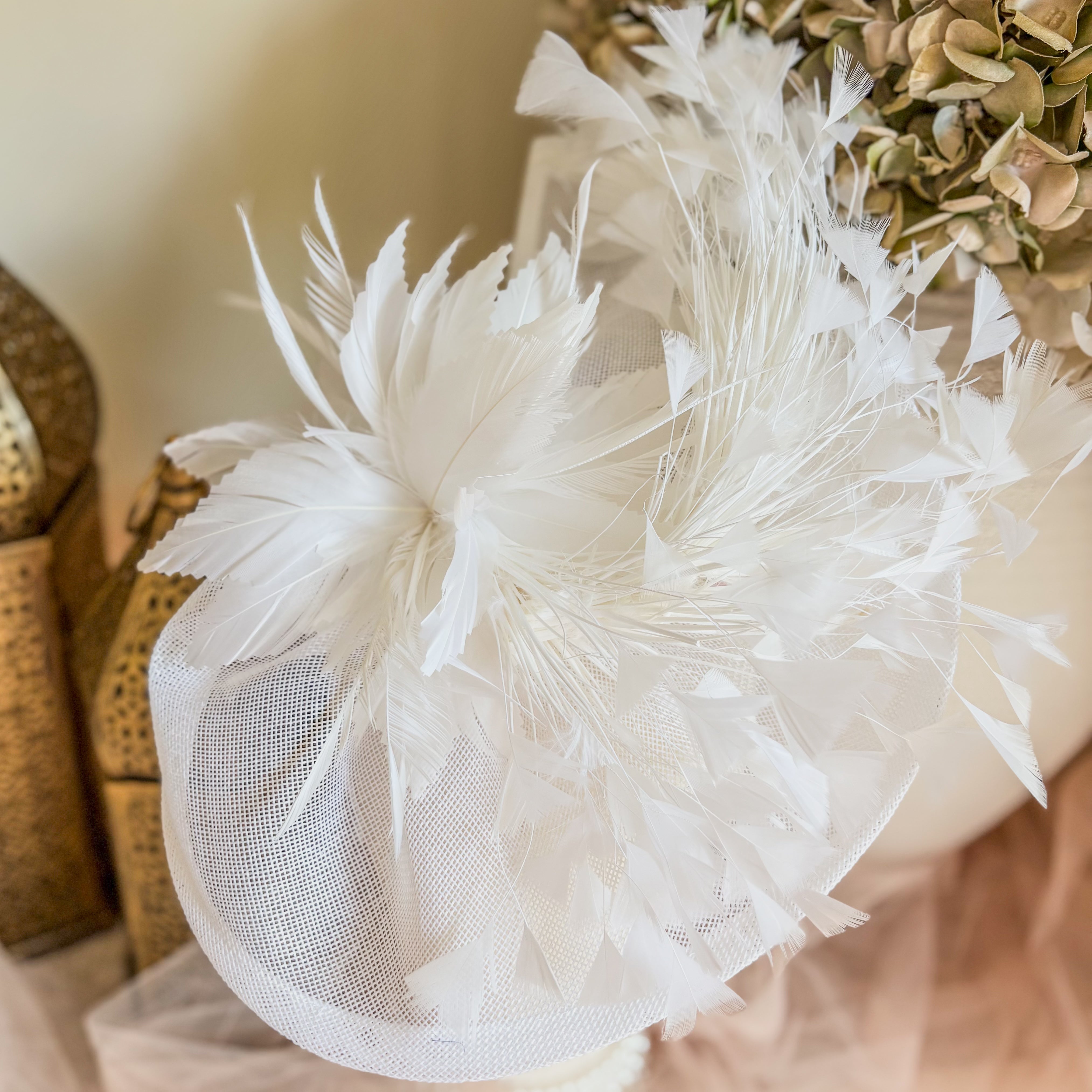 Cappello fascinator a goccia con piume rosa cipria