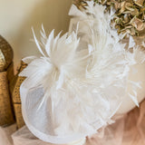 Cappello fascinator a goccia con piume rosa cipria