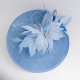 Cappello fascinator a disco con piattino in piume blu fiordaliso