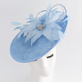 Cappello fascinator a disco con piattino in piume blu fiordaliso