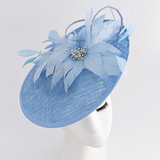 Cappello fascinator a disco con piattino in piume blu fiordaliso