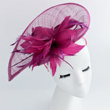 Cappello fascinator a goccia con piume rosa cipria