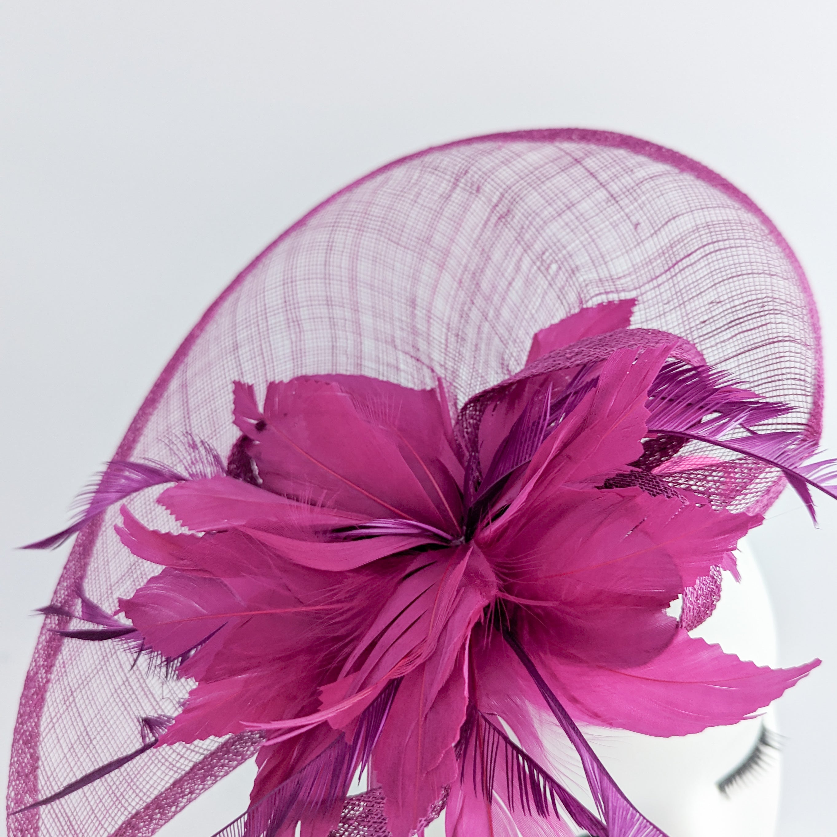 Cappello fascinator a goccia con piume rosa cipria