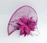 Cappello fascinator a goccia con piume rosa cipria