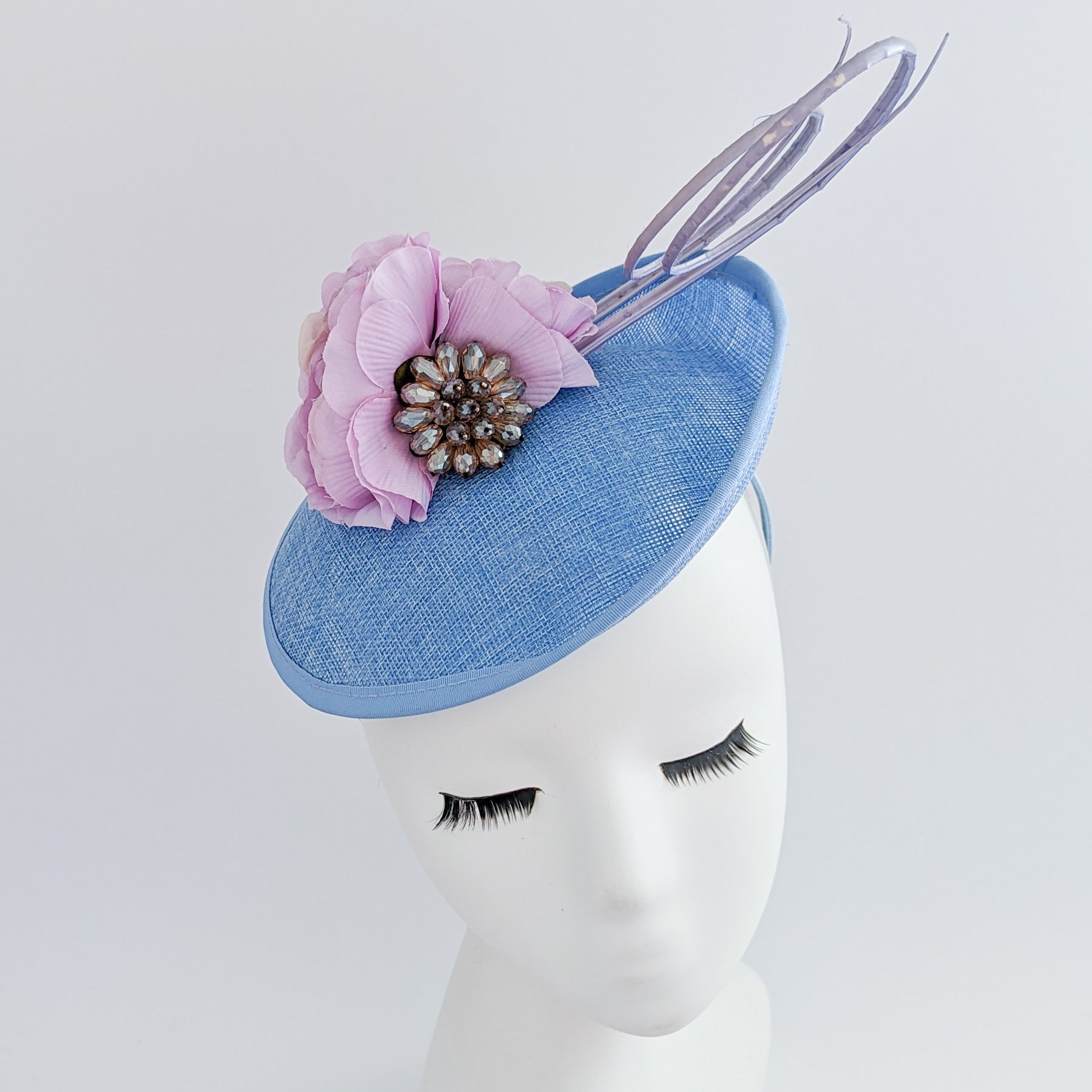 Cappello fascinator disco piattino con piume di fiori rosa cipria