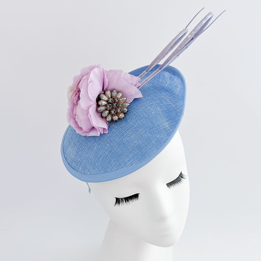 Cappello fascinator disco piattino con piume di fiori rosa cipria