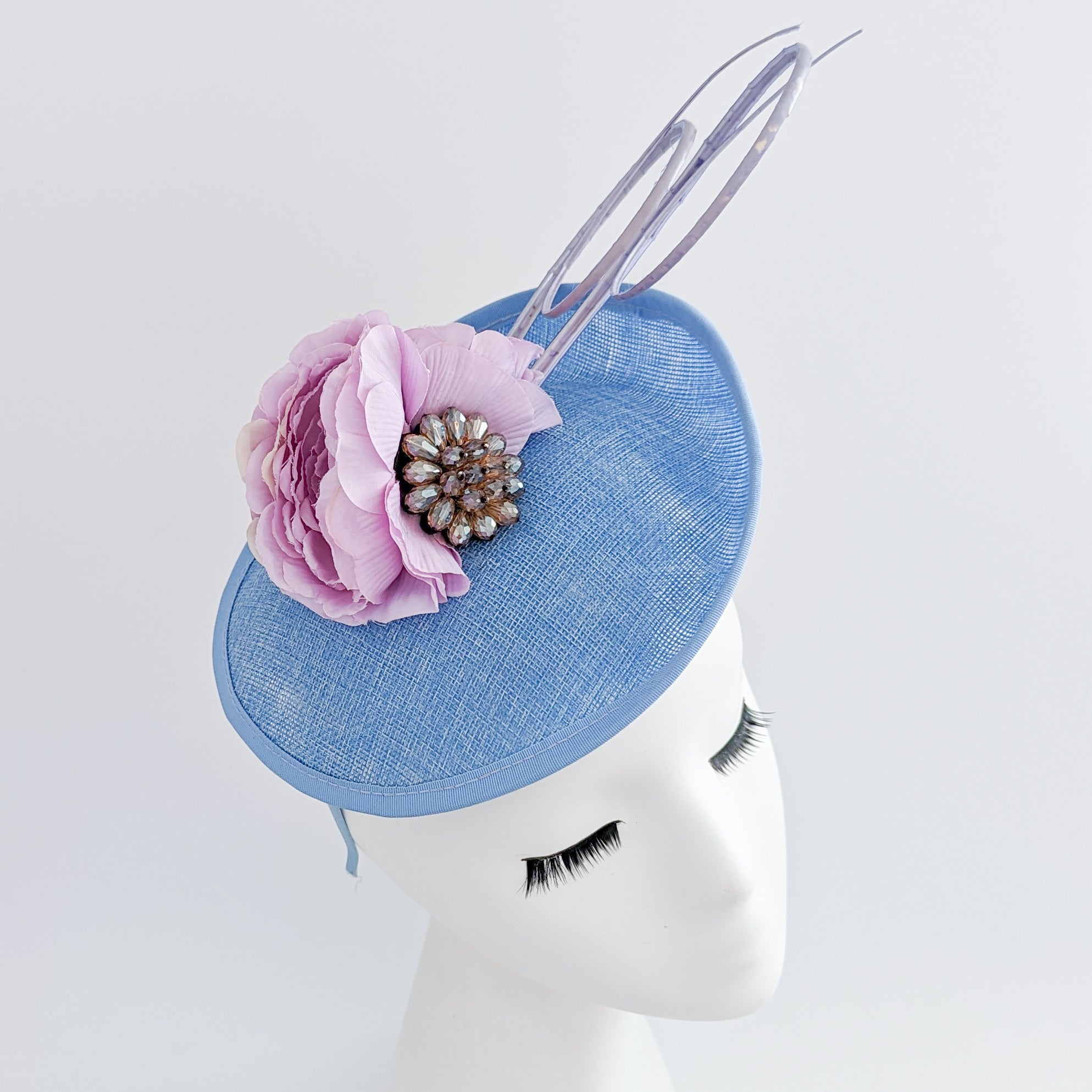 Cappello fascinator disco piattino con piume di fiori rosa cipria