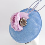 Cappello fascinator disco piattino con piume di fiori rosa cipria