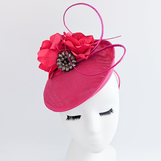 Cappello fascinator disco piattino con piume di fiori rosa cipria