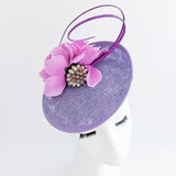 Cappello fascinator disco piattino con piume di fiori rosa cipria