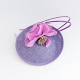 Cappello fascinator disco piattino con piume di fiori rosa cipria