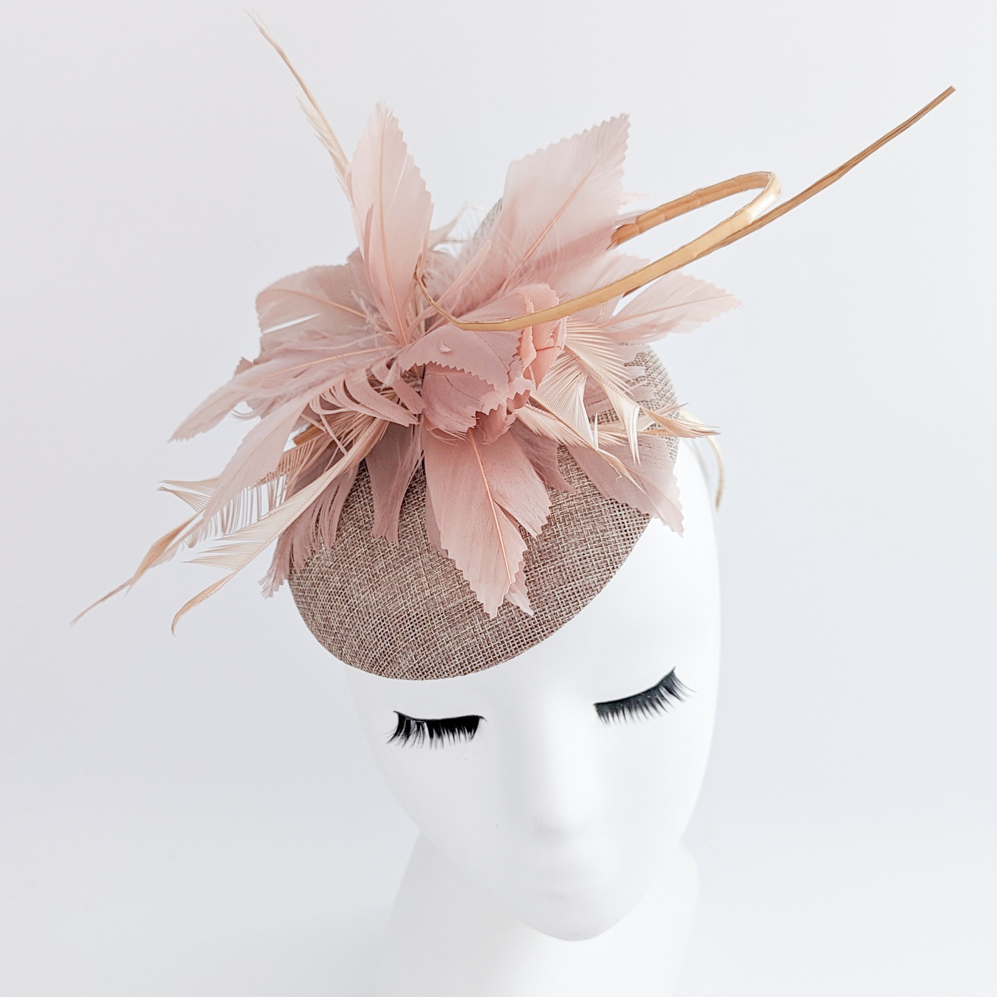 Cappello fascinator con piume di corallo