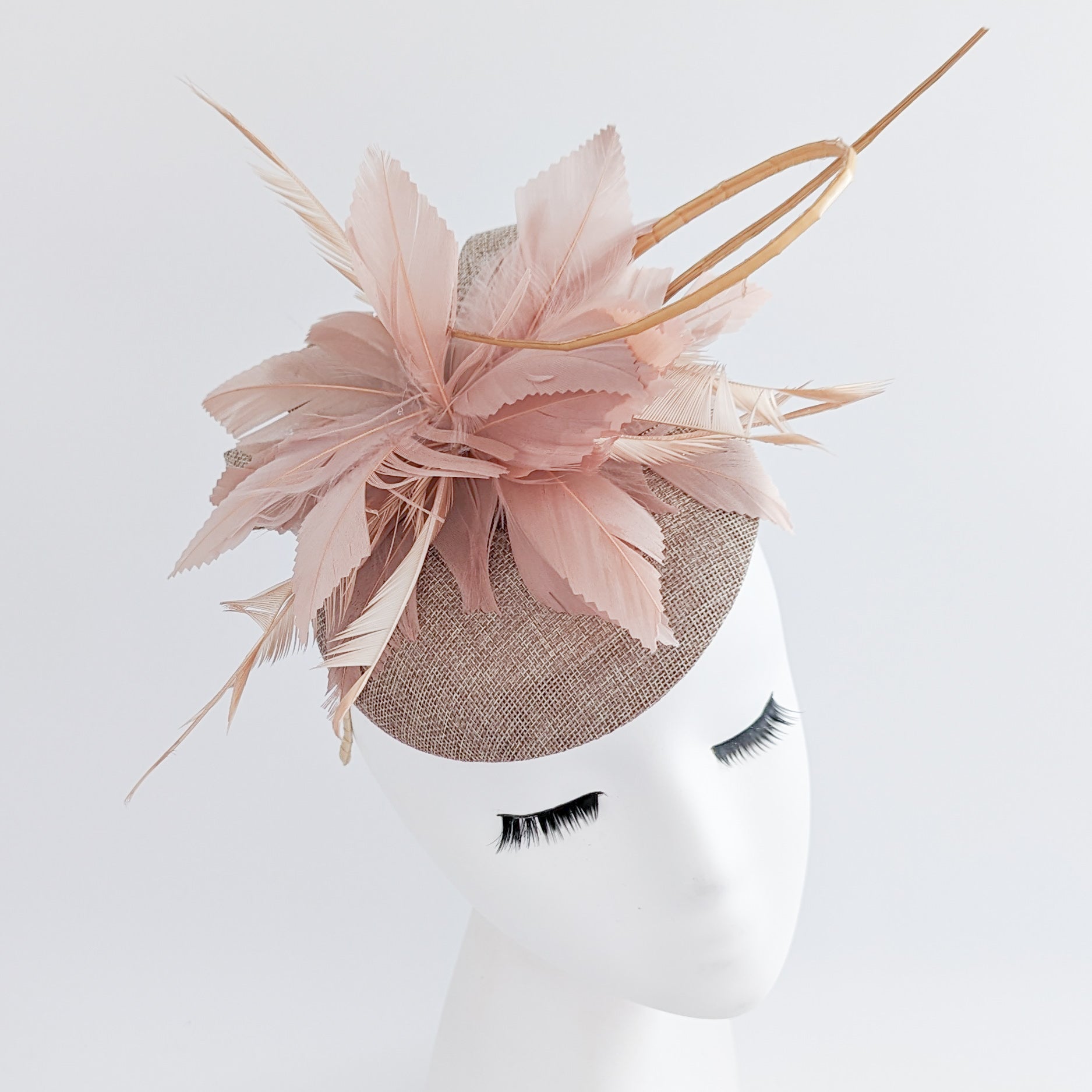 Cappello fascinator con piume di corallo