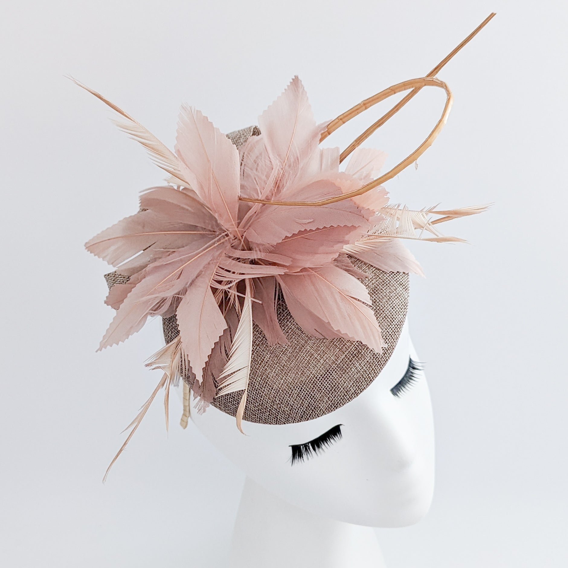 Cappello fascinator con piume di corallo