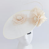 Cappello bianco con fascinator a disco con piattino a fiori grandi