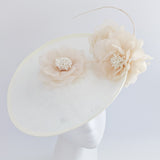 Cappello bianco con fascinator a disco con piattino a fiori grandi