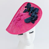 Cappello fucsia a forma di fiore grande a goccia