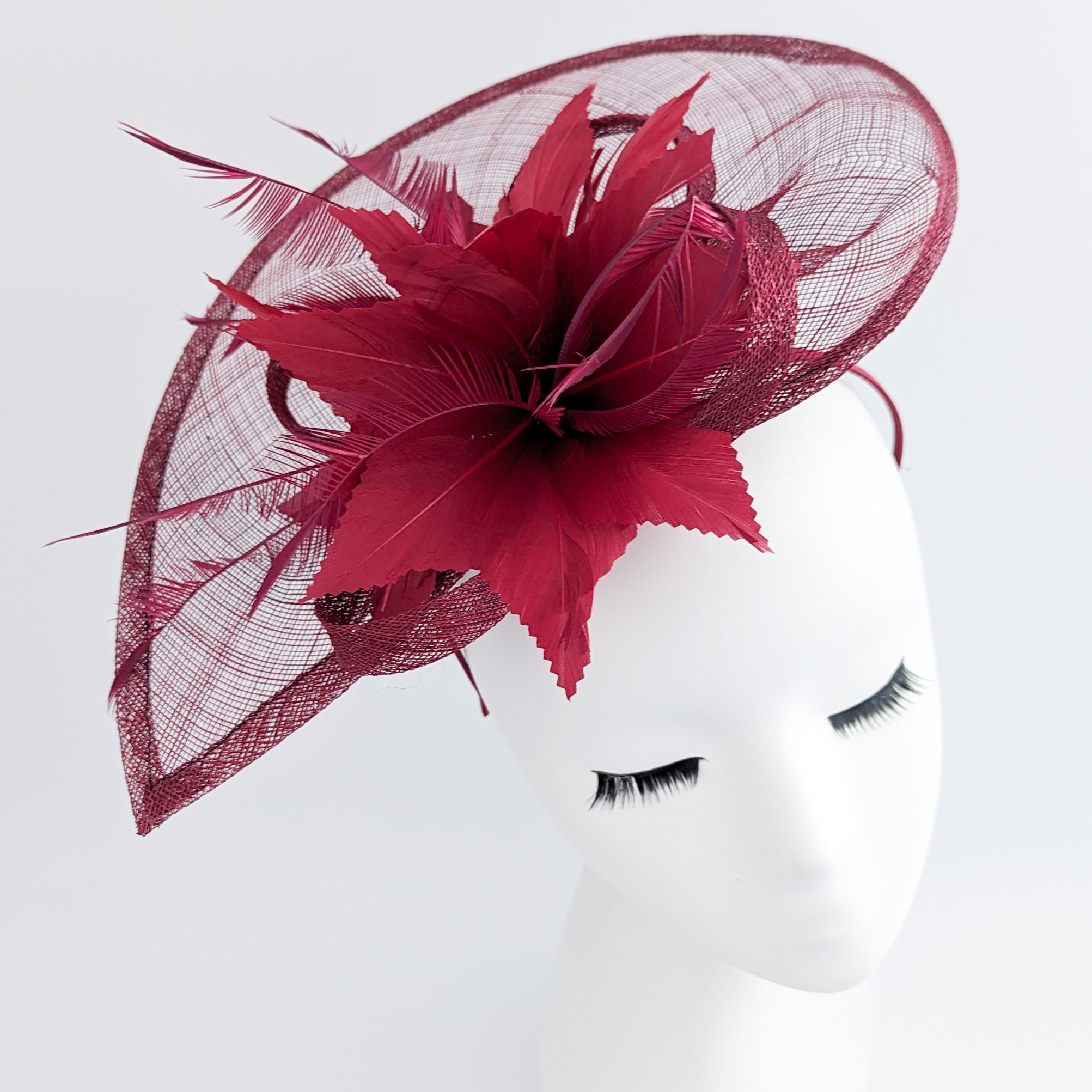 Cappello fascinator a goccia con piume rosa cipria