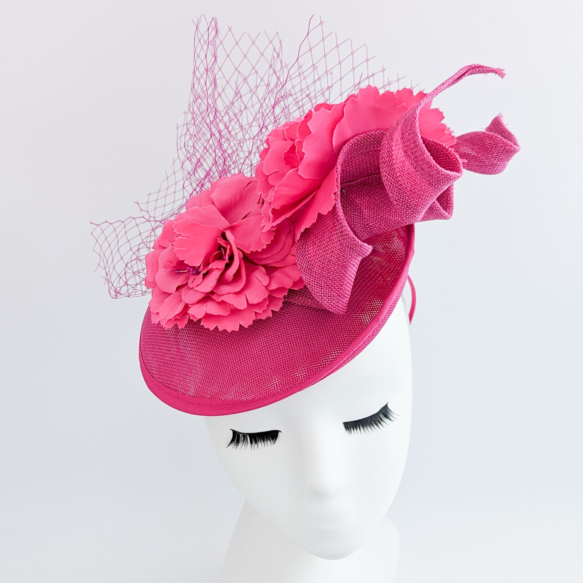 Cappello con piattino a forma di fiore rosa cipria