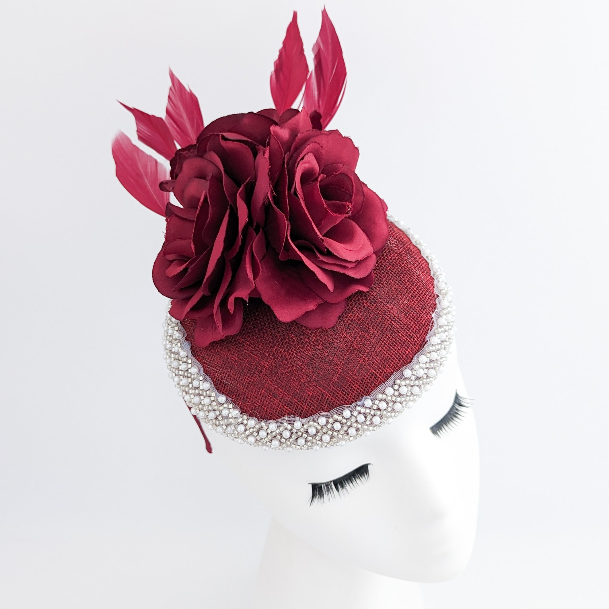 Cappello fascinator in raso di pizzo con piume blu navy