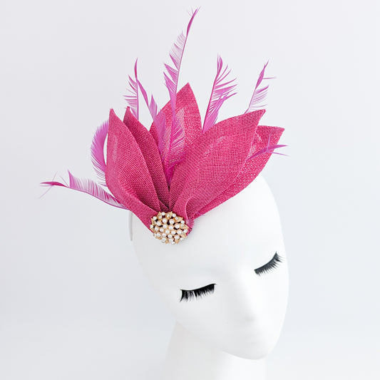 Cappello fascinator a ventaglio di petali di piume rosa cipria