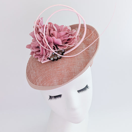 Cappello fascinator disco piattino con piume di fiori rosa cipria