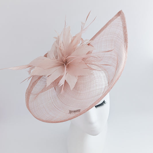 Cappello fascinator a goccia con piume rosa cipria