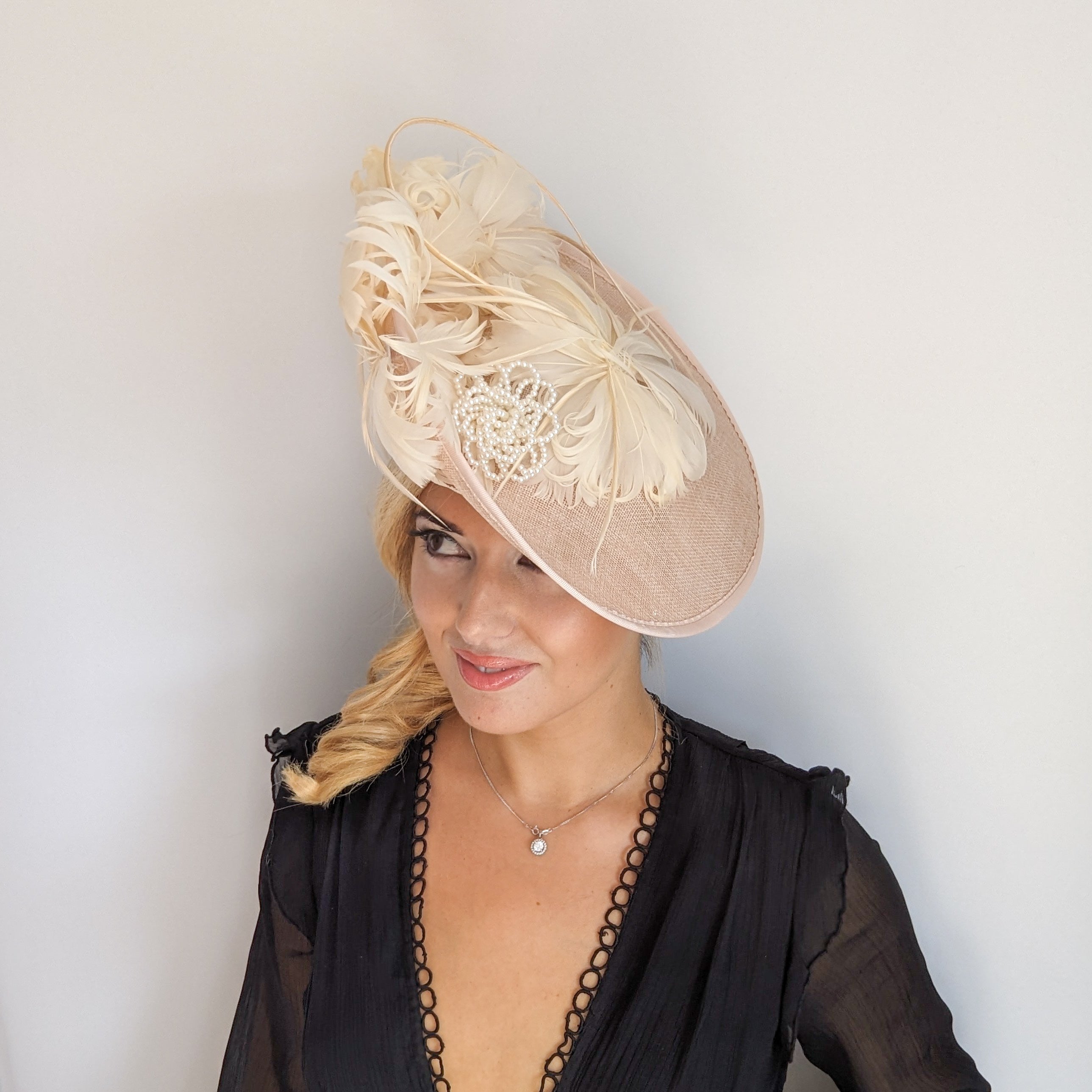 Cappello fascinator a disco con piattino grande in piume di pesca beige