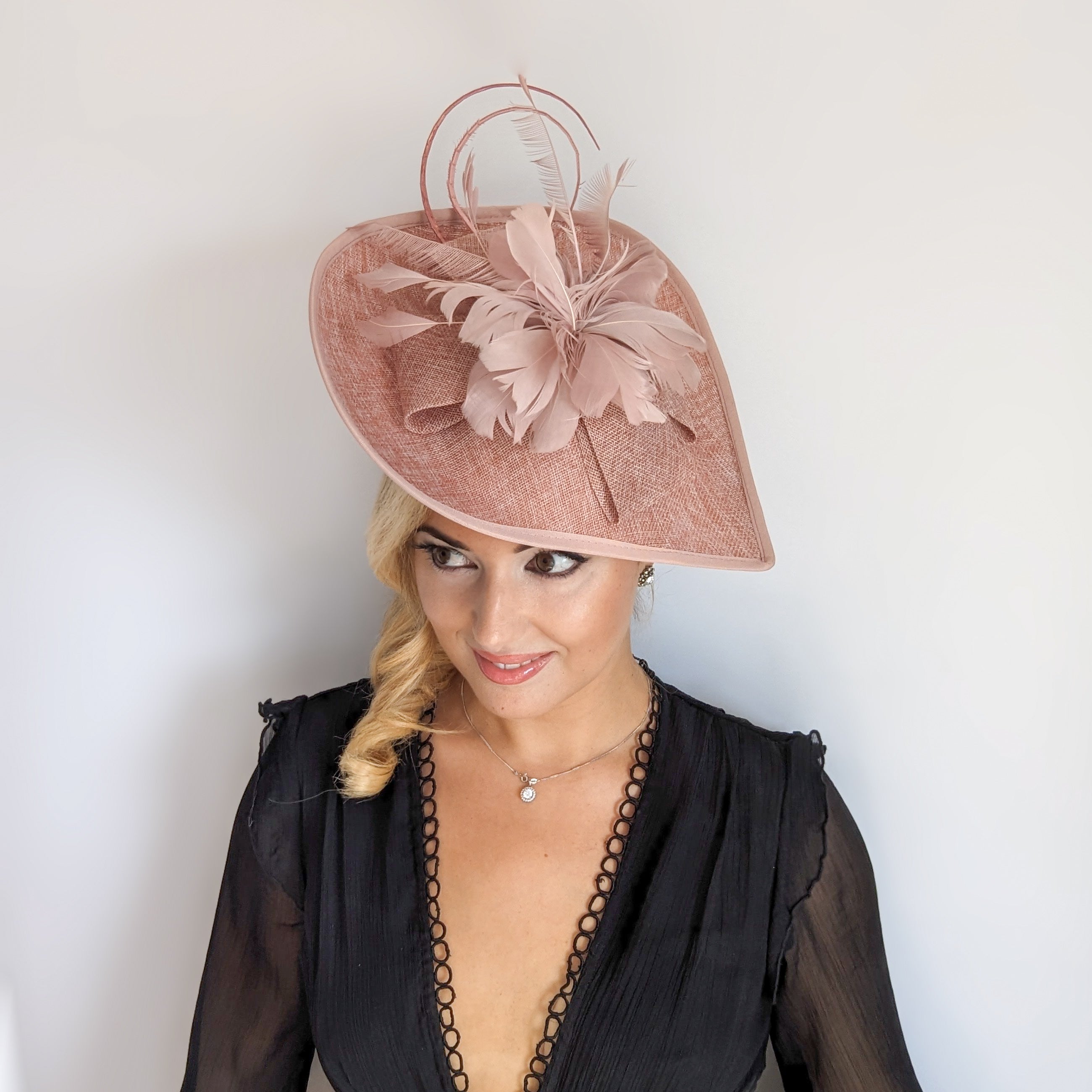 Cappello fascinator con piume a goccia grande rosa cipria