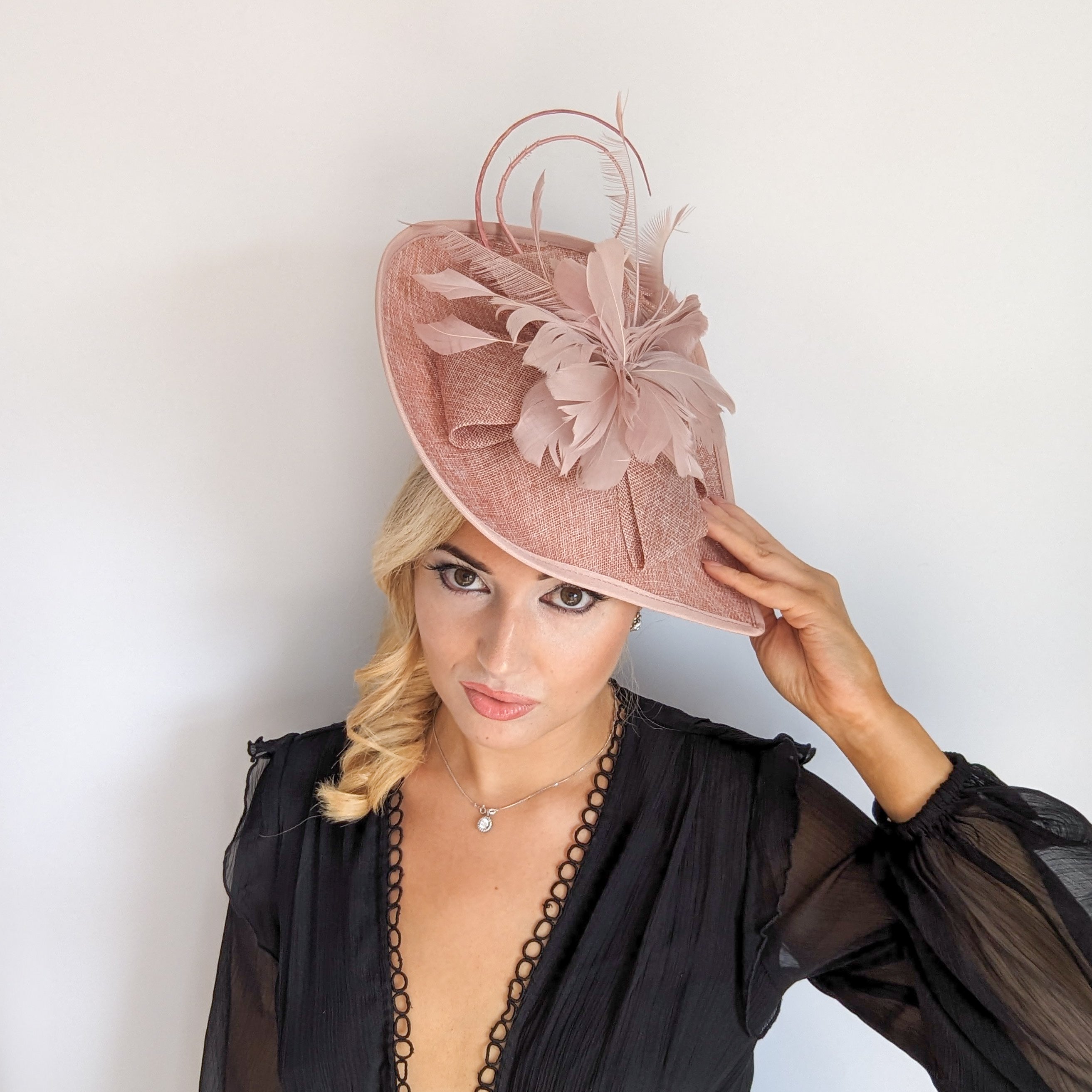 Cappello fascinator con piume a goccia grande rosa cipria